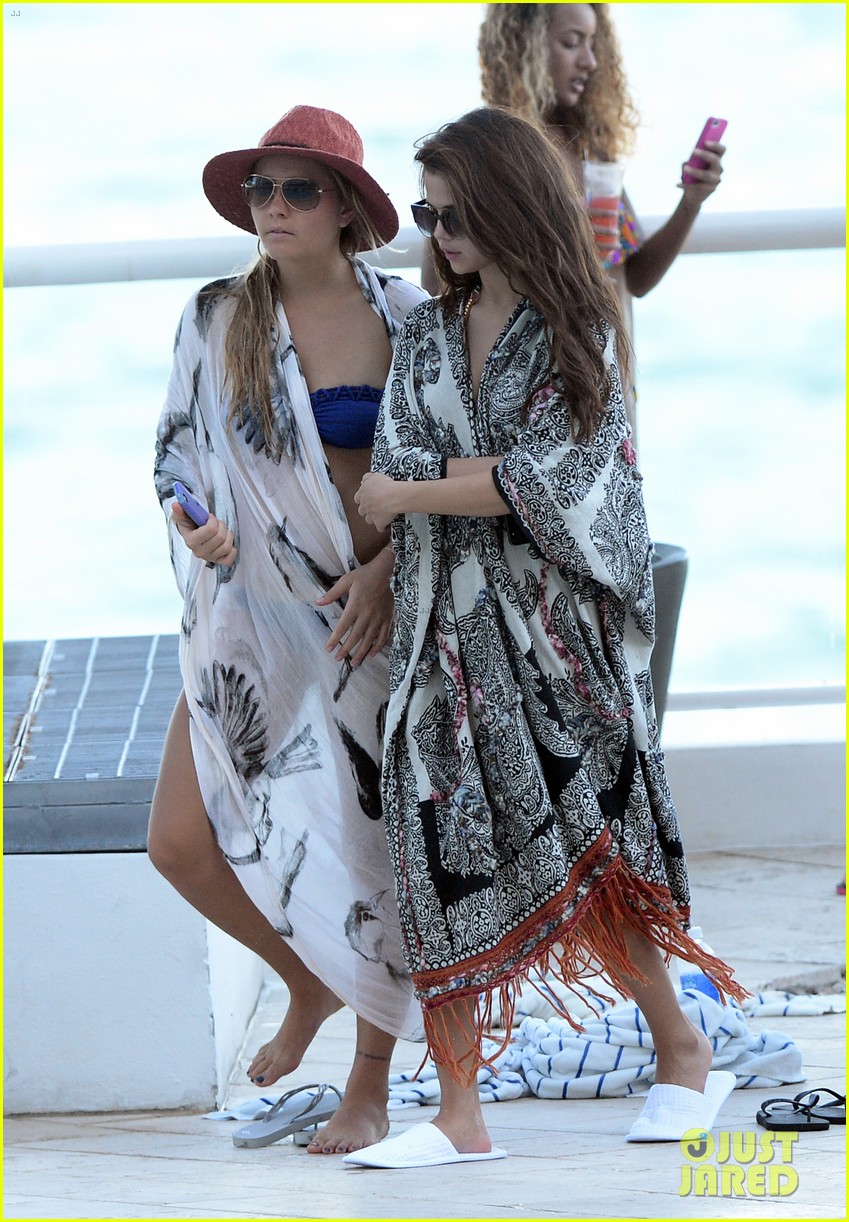 Selena Gomez Bikini Beach Babe In Miami Photo Bikini