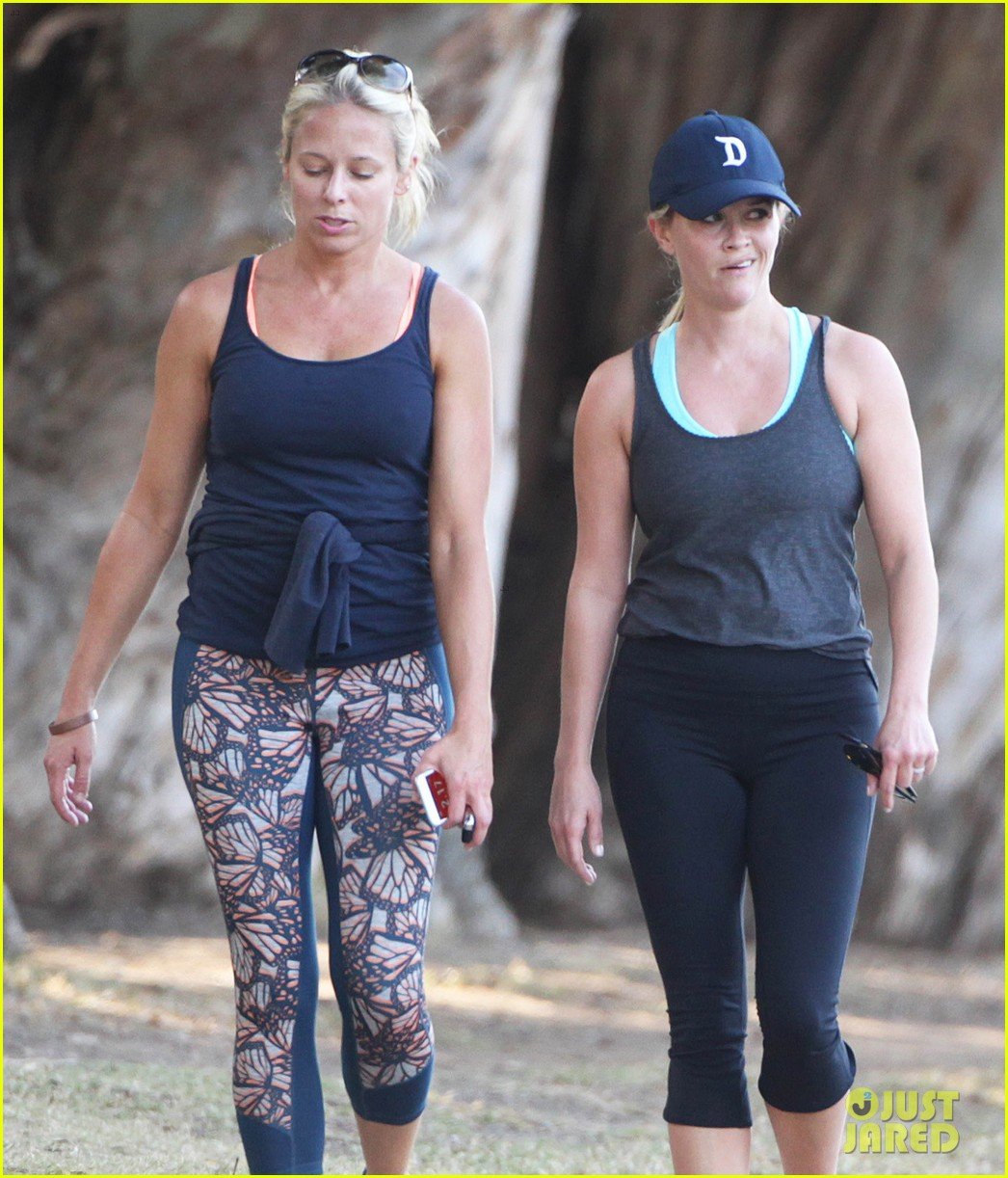 Reese Witherspoon Premieres Hot Pursuit During Busy Week Photo Julie Bowen Reese