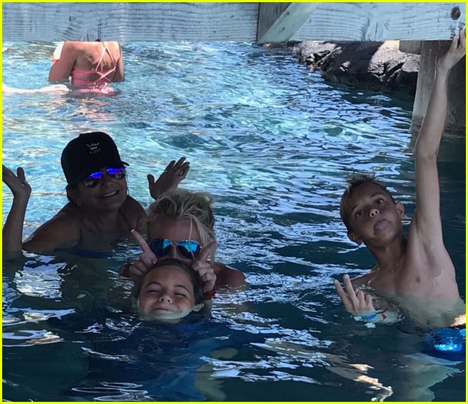 Britney Spears Shows Off Rock Hard Abs In Bikini Selfie Photo