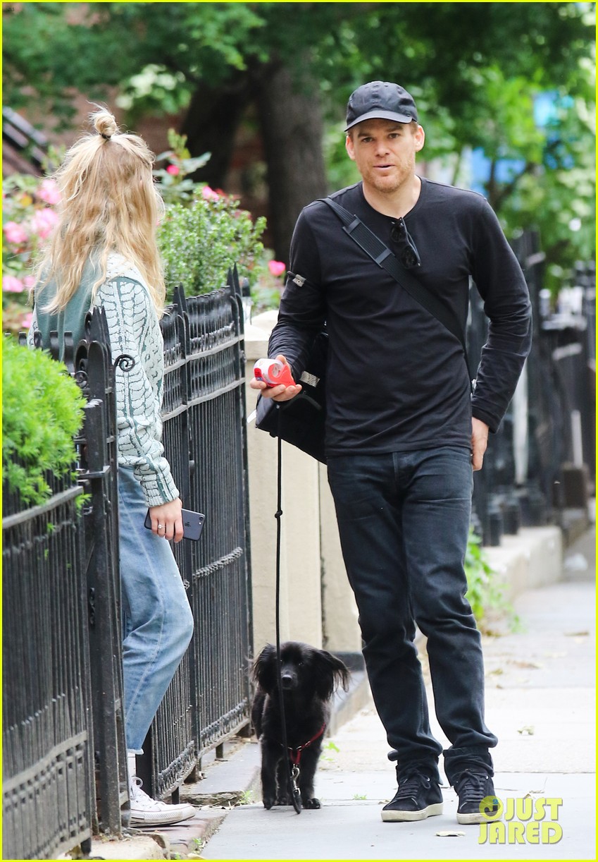 michael c hall and wife morgan macgregor take their dog for a walk 013905837