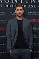 michiel huisman co stars step out for haunting of hill house premiere 02