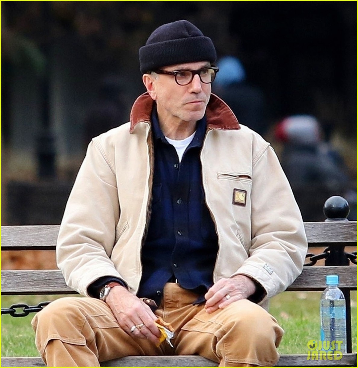 daniel day lewis enjoys some quiet time on new york park bench 034192550