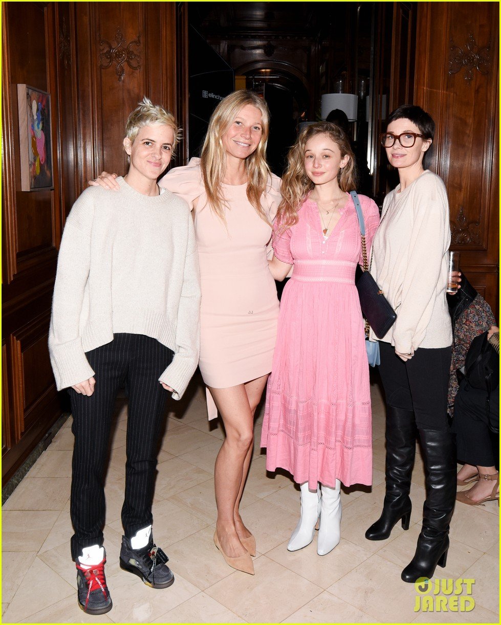 gwyneth paltrow hosts makeup free goop dinner party with kate hudson demi moore 024439718