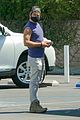 colin farrell shows off arms picking up lunch 01
