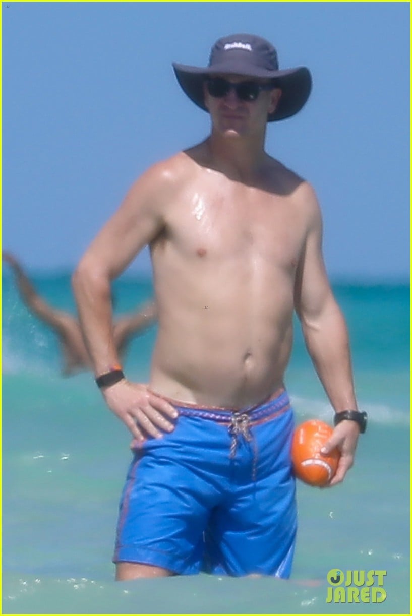 peyton manning shirtless at the beach 024492977