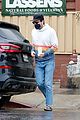 zachary quinto braves rainy weather while grabbing lunch 03