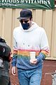 zachary quinto braves rainy weather while grabbing lunch 04