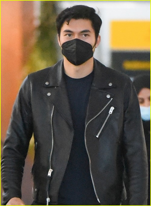henry golding masks up for flight into nyc 024591166