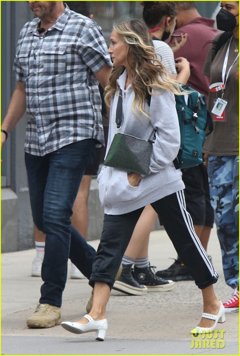 sarah jessica parker spotted set like that cast additions 024588455
