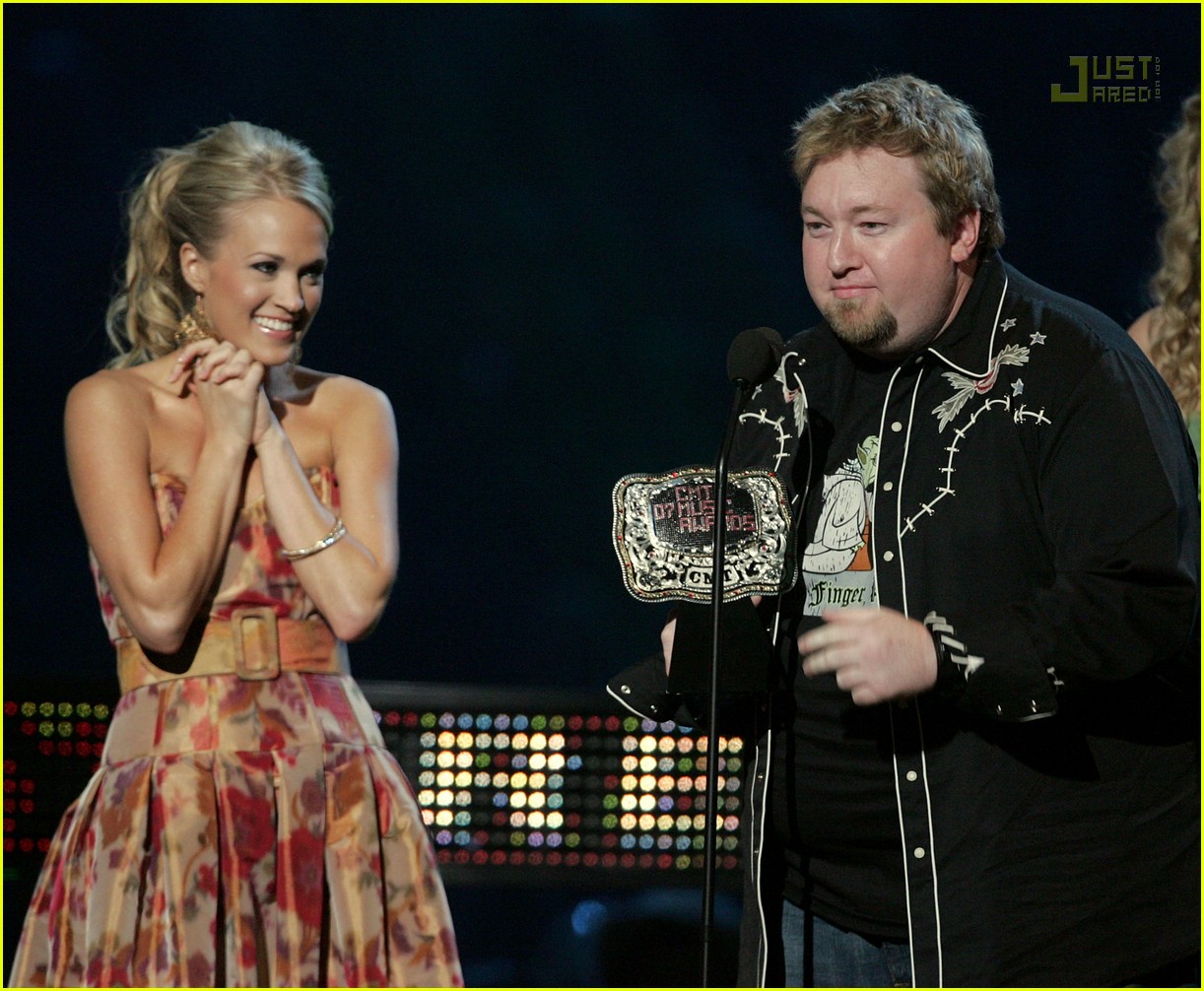05 carrie underwood country music awards 2007111771