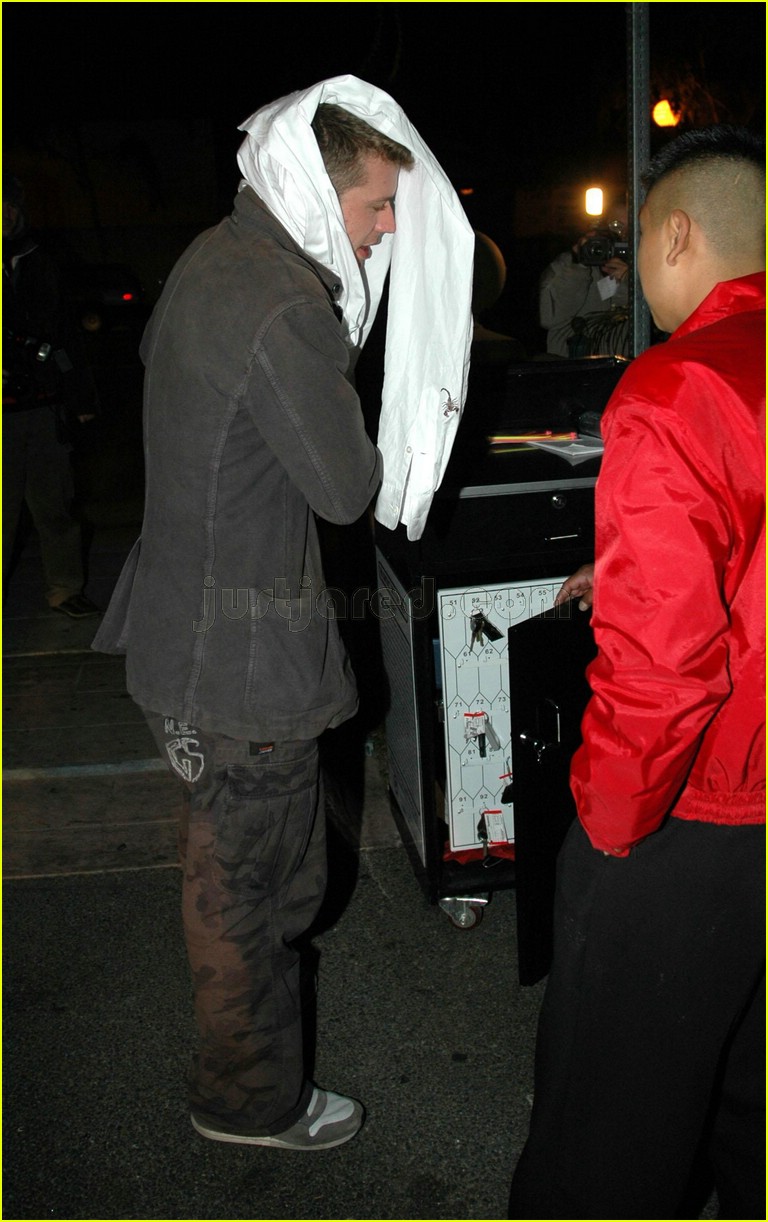 ryan phillippe covering face 06117481