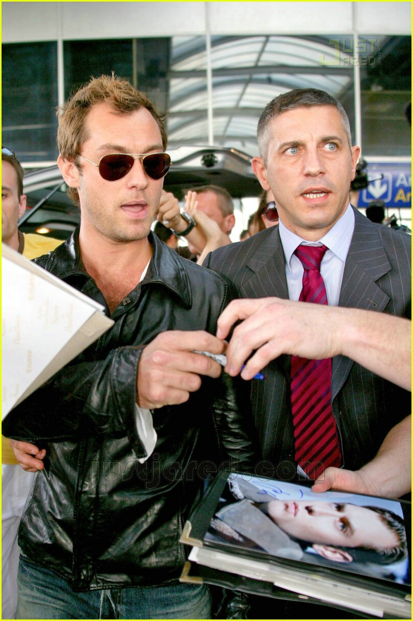 jude law mobbed 07165531