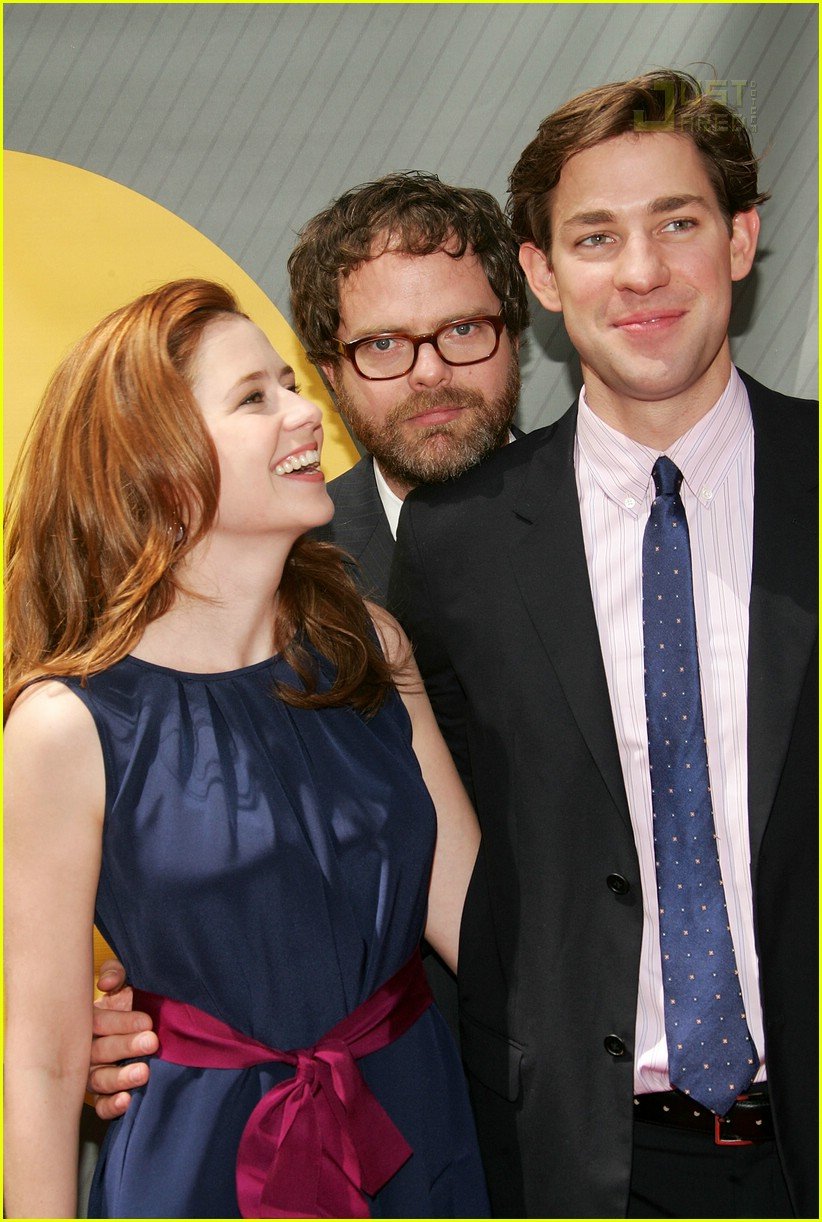 John Krasinski and Jenna Fischer had Incredible Chemistry as Jim and Pam on  The Office and were friends off-screen | Name a couple from a Movie/TV show  that had Incredible Chemistry and, image size:822x1222