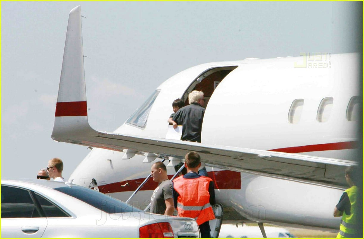 jolie pitts private jet 09