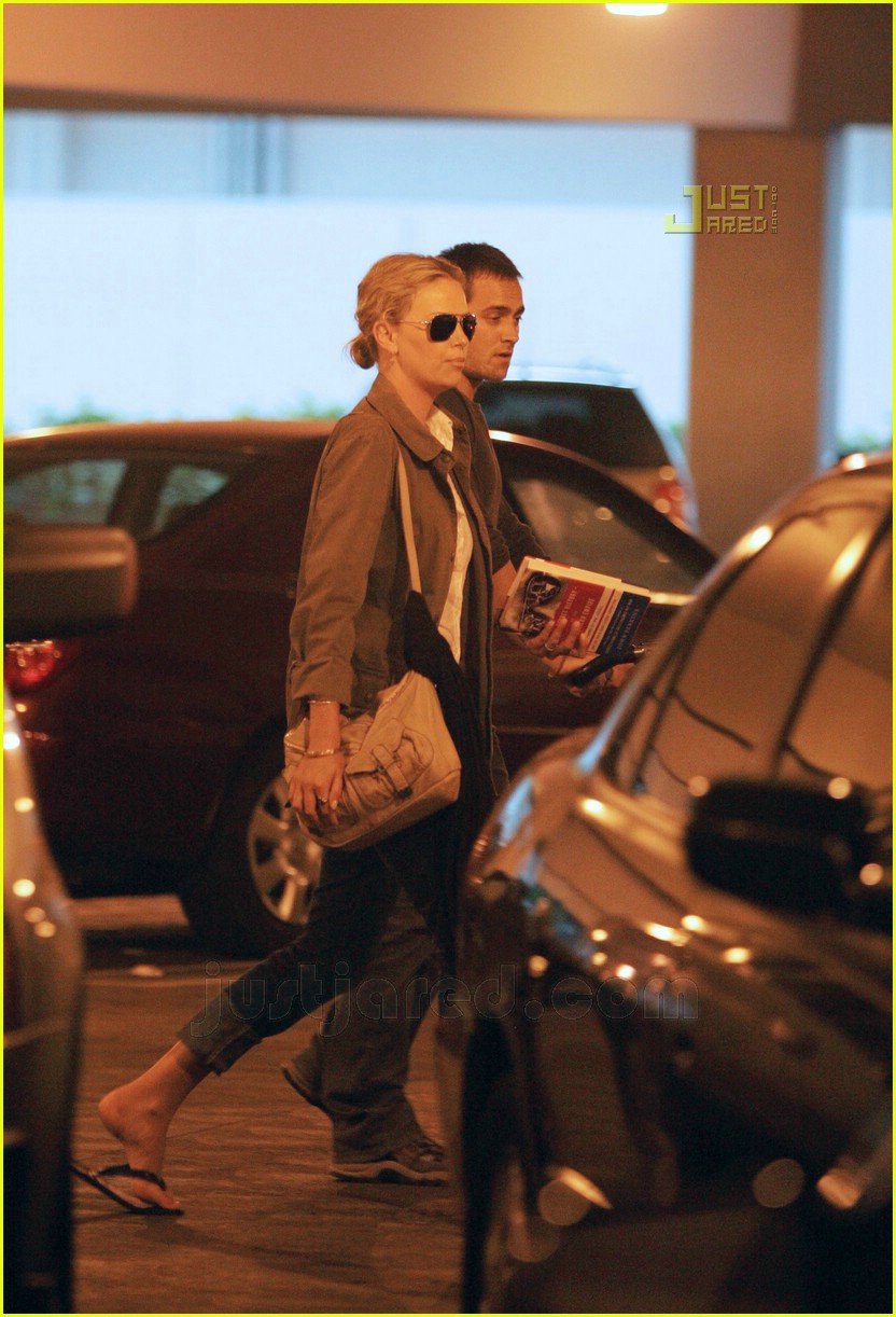 charlize theron airport 05