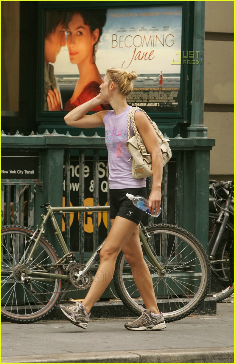 claire danes cell phone 02