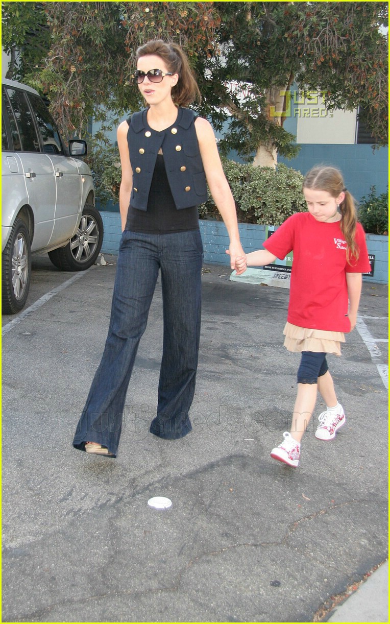 kate beckinsale daughter swinging from arms 13