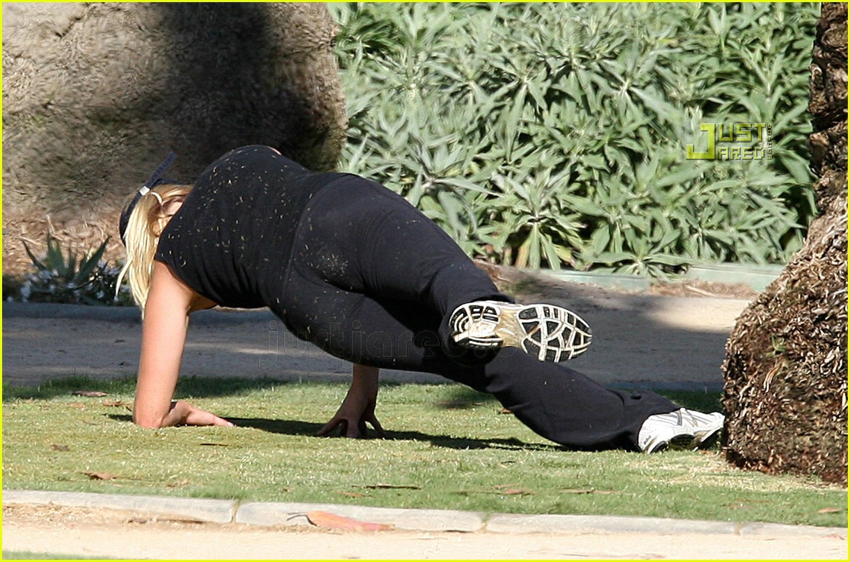 reese witherspoon exercising 09587451