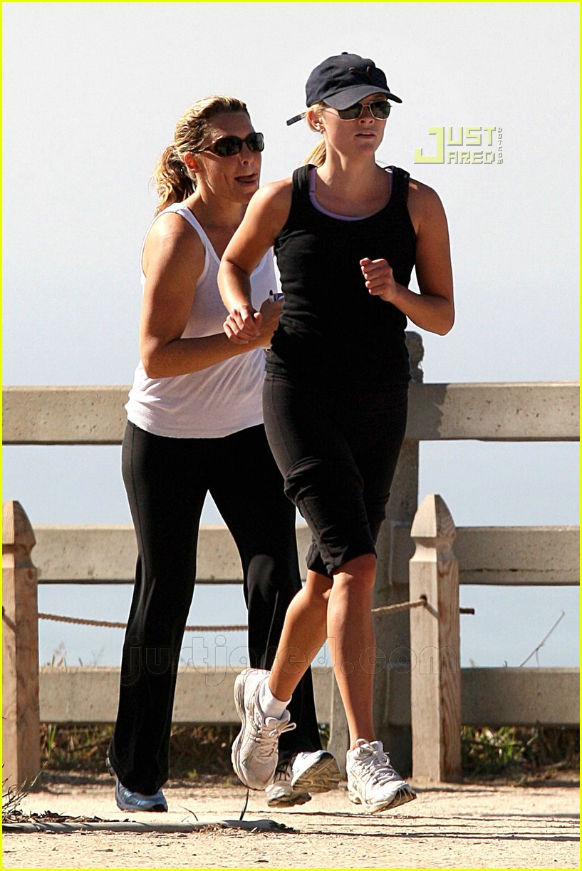 reese witherspoon exercising 10587461