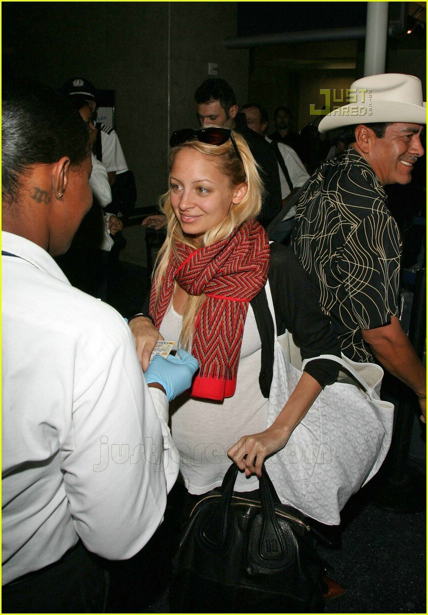Nicole Richie Heads to NY Fashion Week Photo 568091 Nicole Richie