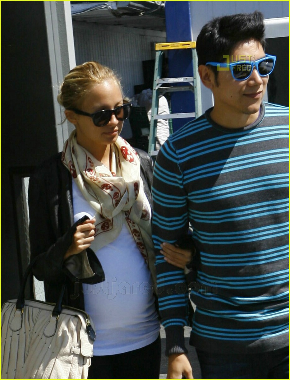 Nicole Richie Pregnant and in High Heels Photo 619001 Nicole Richie