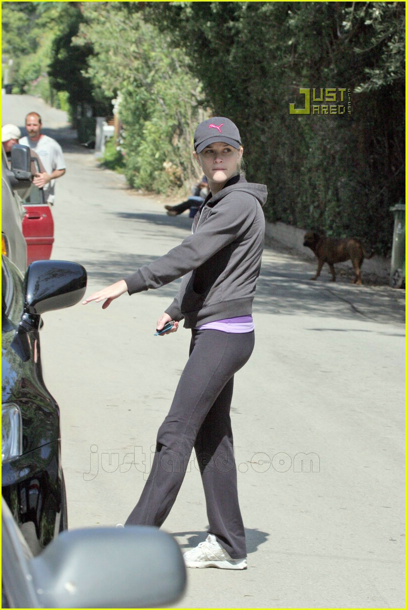reese witherspoon workout clothes 08633911