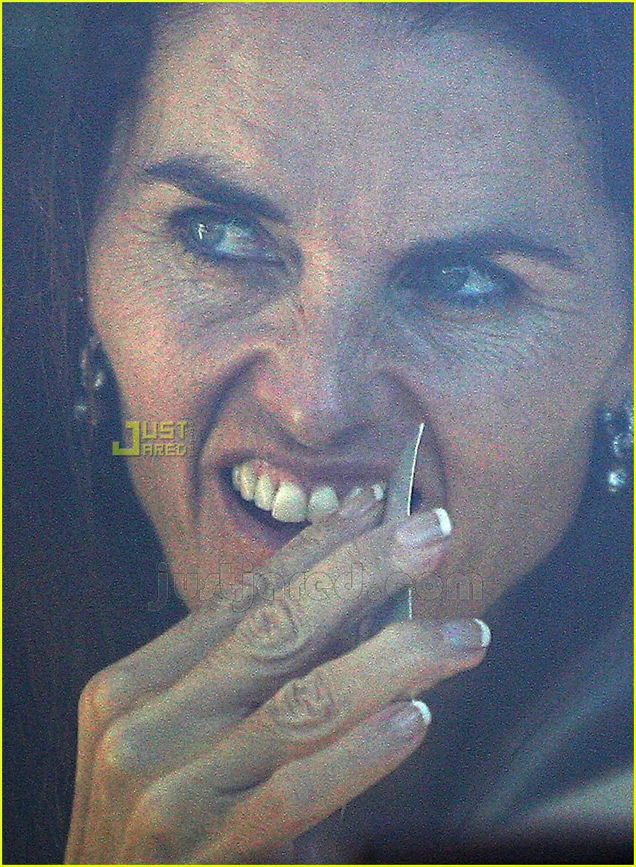 maria shriver picking teeth 10