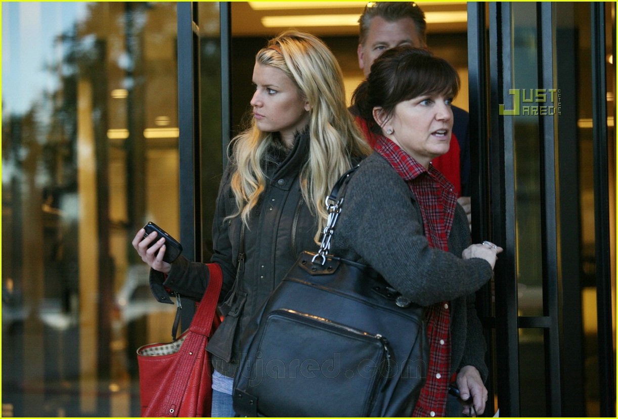 jessica simpson laying low 06812571
