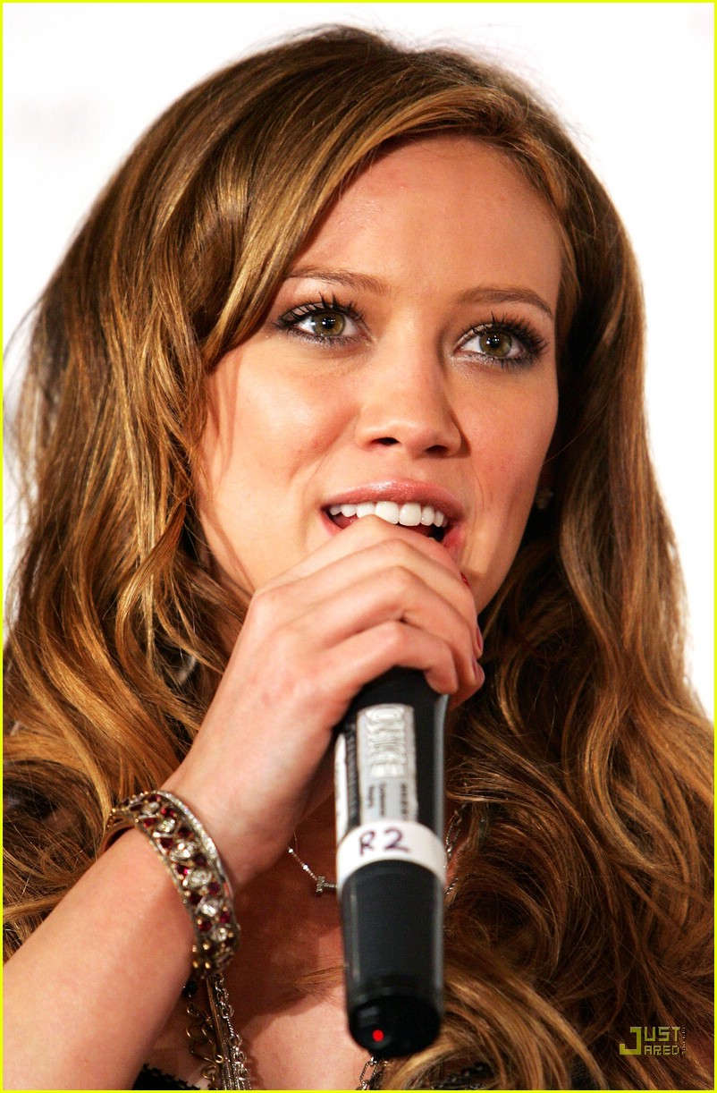 Hilary Duff is Wrapped in Love: Photo 900491 | Hilary Duff Photos | Just  Jared: Entertainment News, image size:802x1222