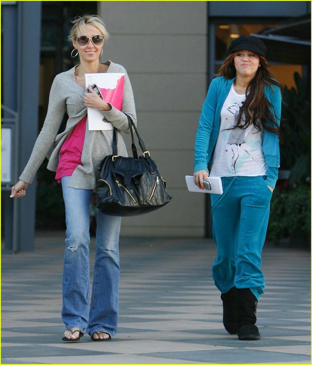 miley cyrus cheesecake factory 051002631