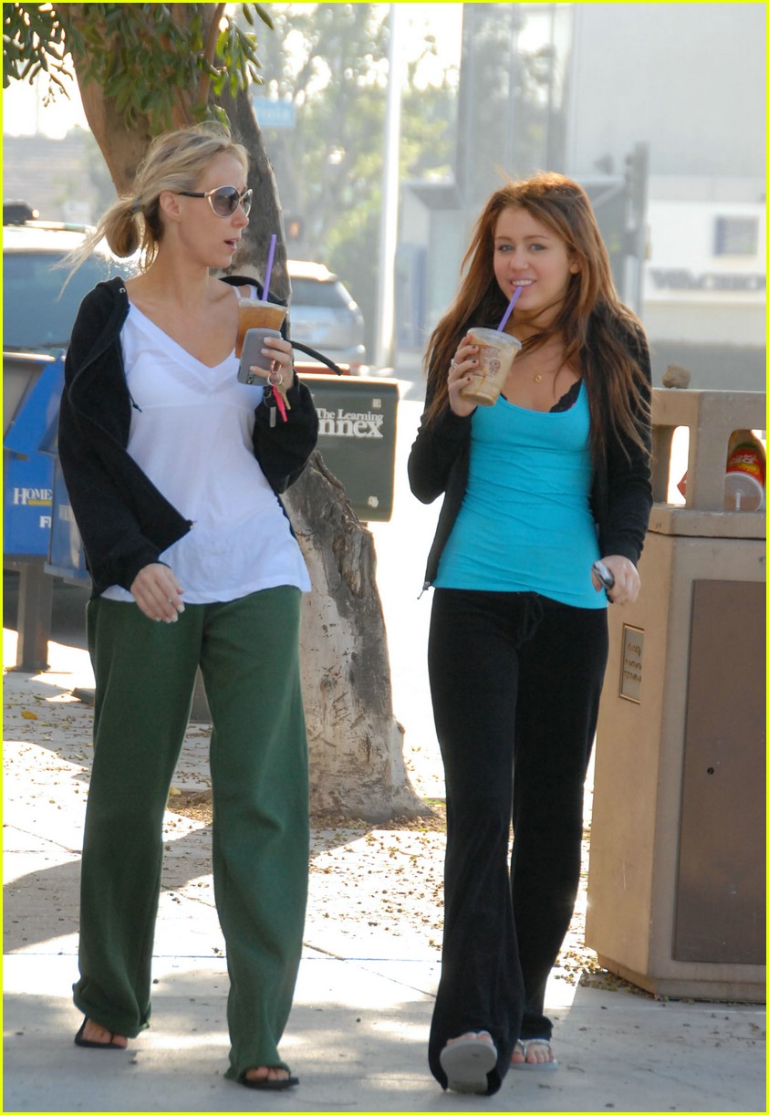 miley mother daughter coffee run 06993171