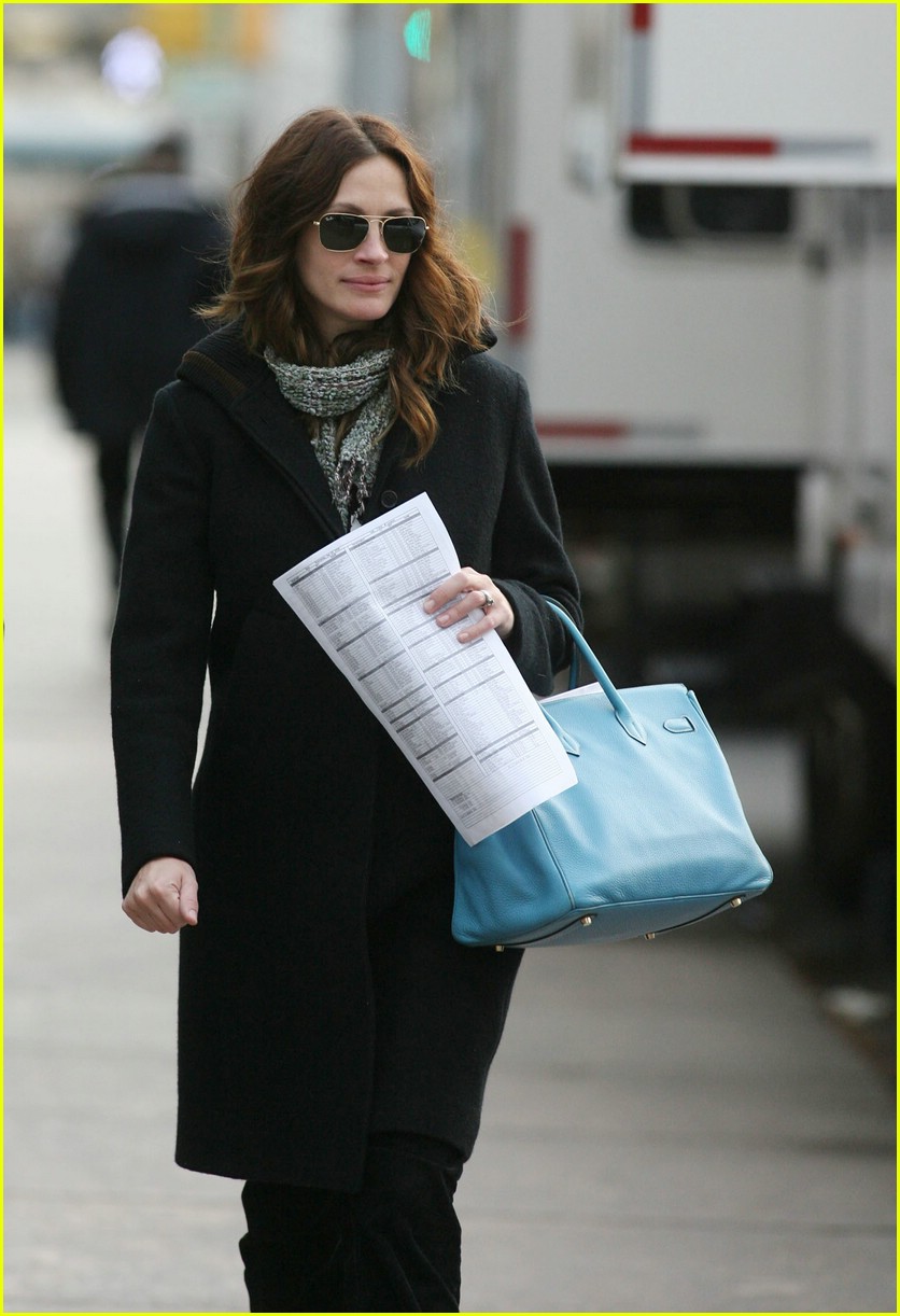 Julia Roberts walks to a reading for her new movie 'Duplicity