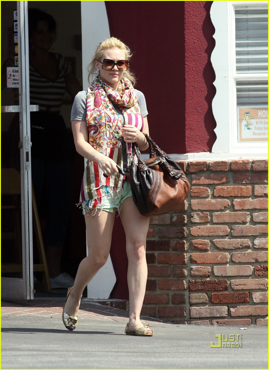 hilary duff papoos hot dog 01