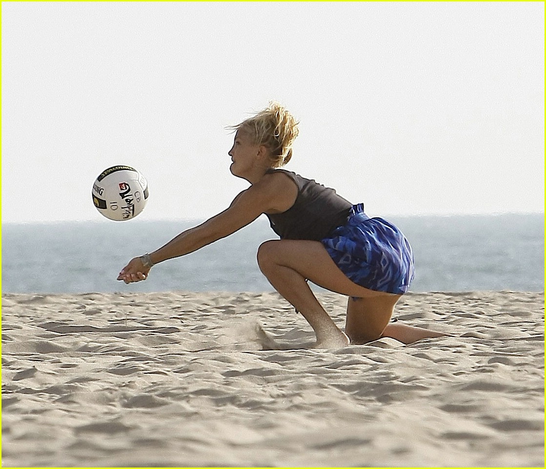 kate hudson beach volleyball 09