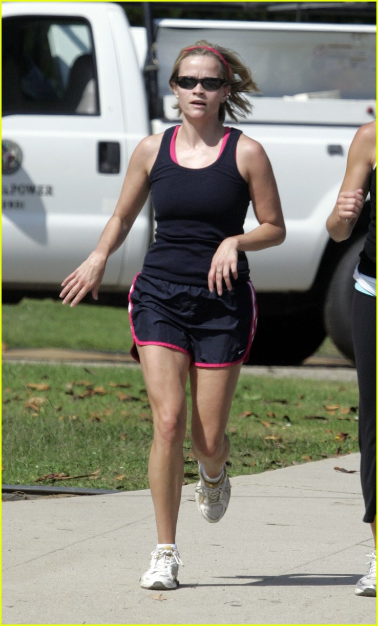 reese witherspoon gym glam 02