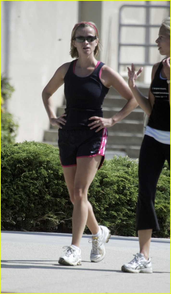 reese witherspoon gym glam 15
