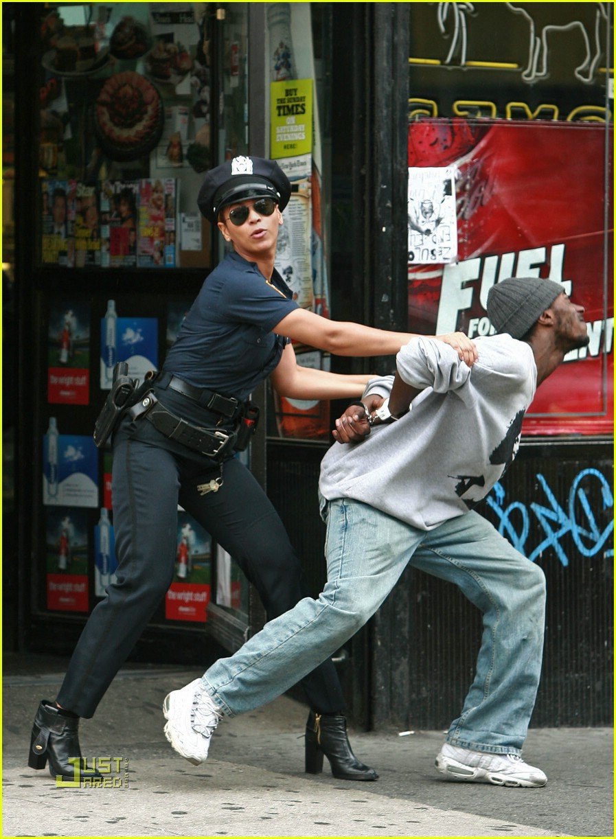 beyonce police officer 03