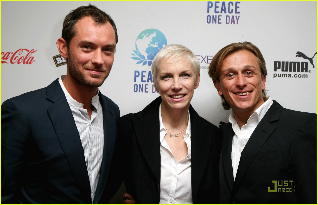 jude law peace one day concert 071435321
