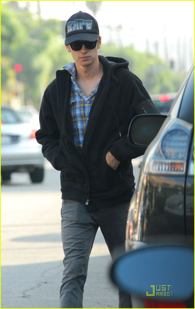 Hayden Christensen Swipes A Snack: Photo 1497421 | Hayden Christensen ...