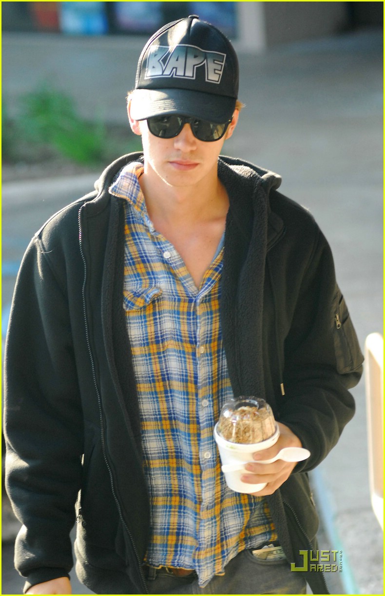 Hayden Christensen Swipes A Snack: Photo 1497431 | Hayden Christensen ...