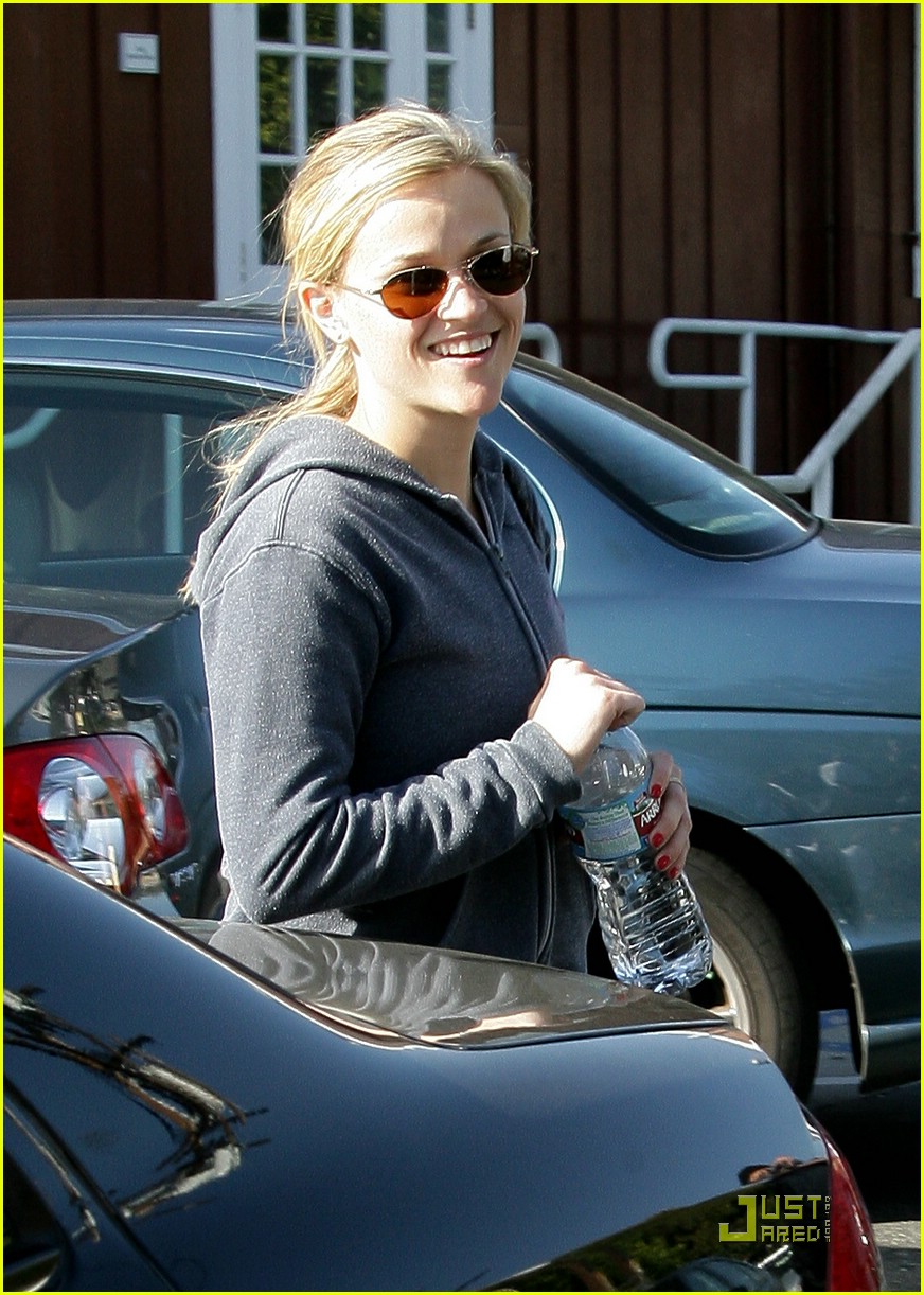 reese witherspoon brentwood country mart 041639621
