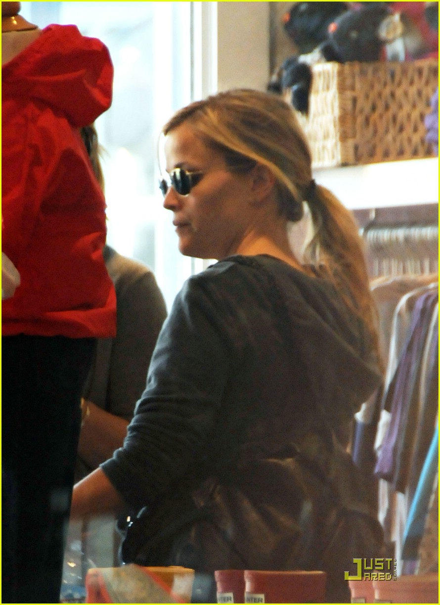 reese witherspoon brentwood country mart 07