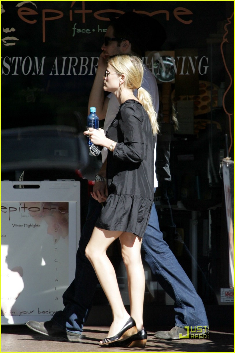 Photo jake gyllenhaal reese witherspoon beverly glen market 06 Photo