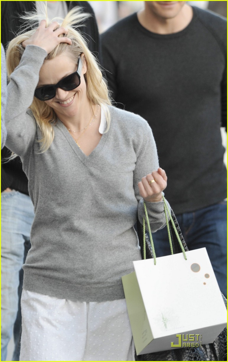 reese witherspoon baby bump watch 121708681