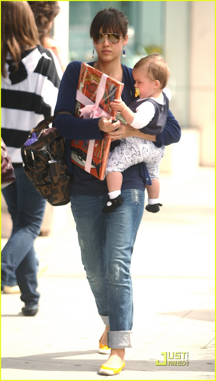 Honor Warren Is Glad About Her Gift Photo 1801481 Cash Warren