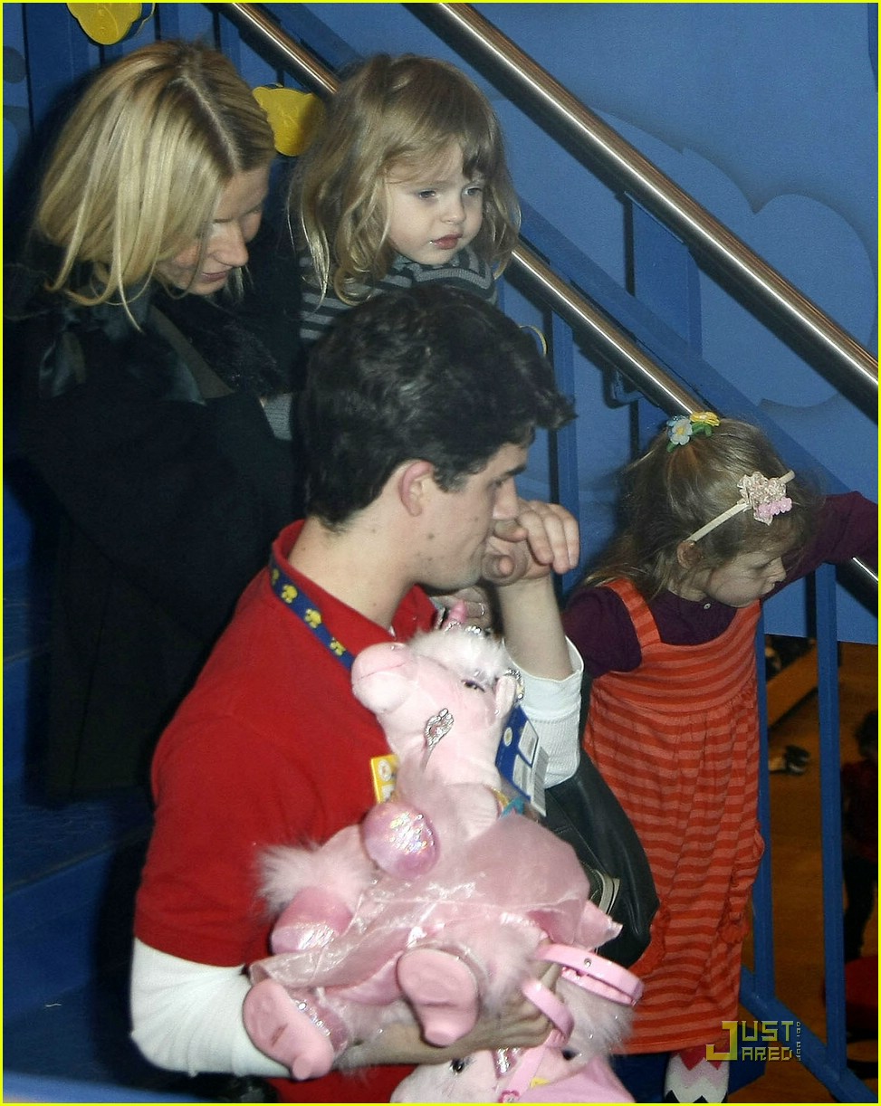 Paltrow Builds A Bear Photo 1804441 Apple Martin, Celebrity(01)