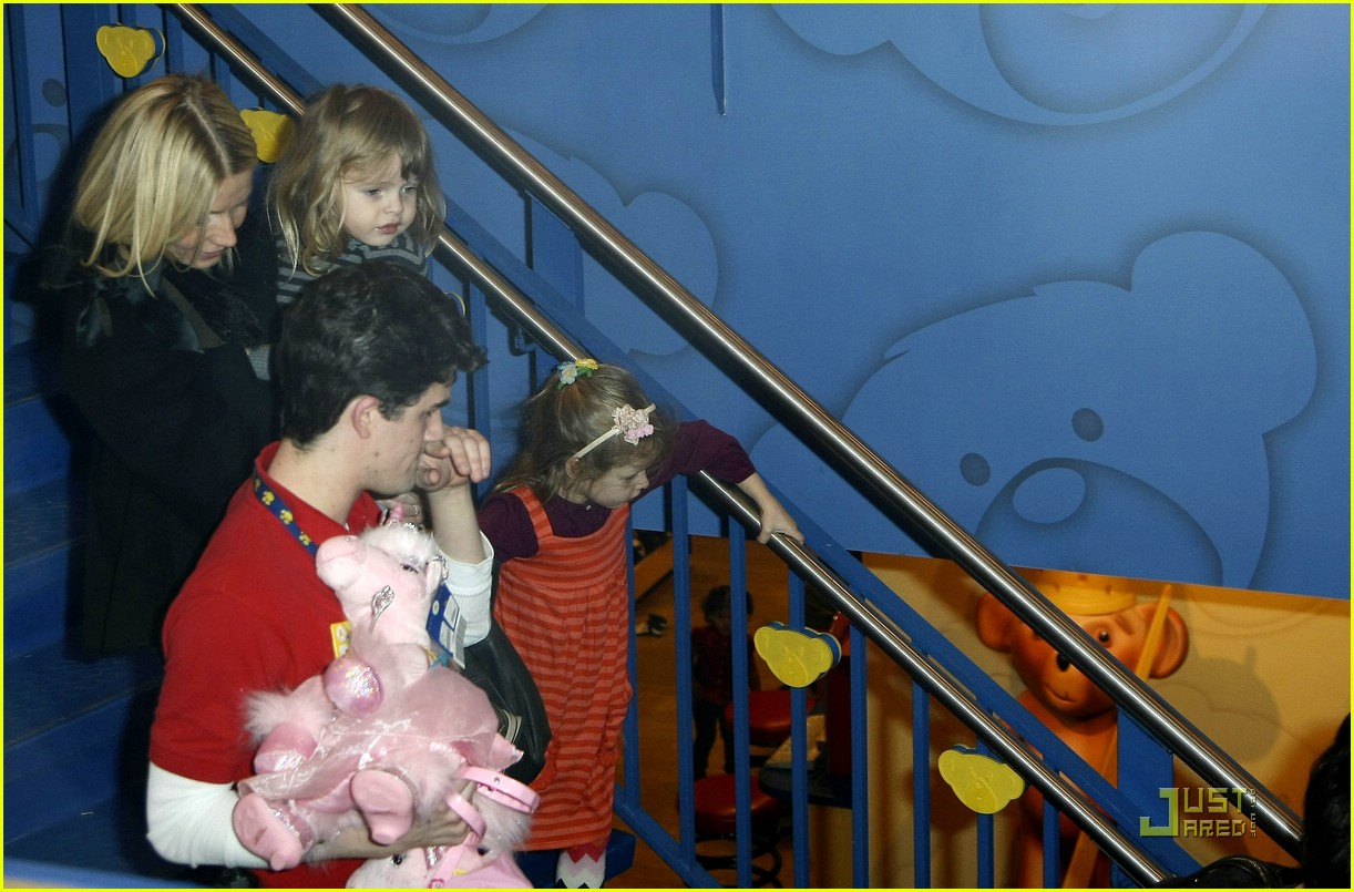 Paltrow Builds A Bear Photo 1804511 Apple Martin, Celebrity