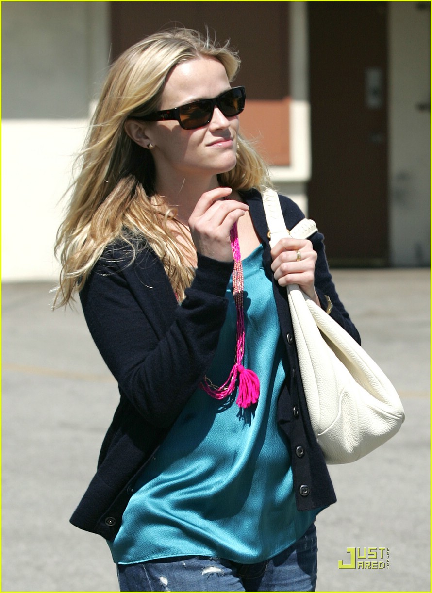 reese witherspoon skin clinic 01
