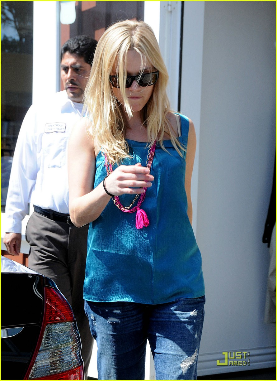reese witherspoon skin clinic 09