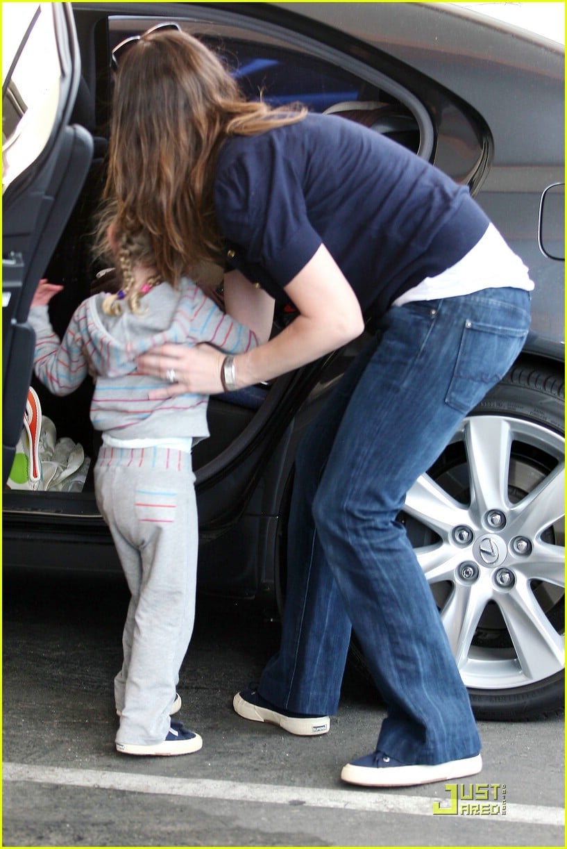 Violet Affleck: Piggyback Ride!: Photo 1843051 | Ben Affleck, Celebrity ...